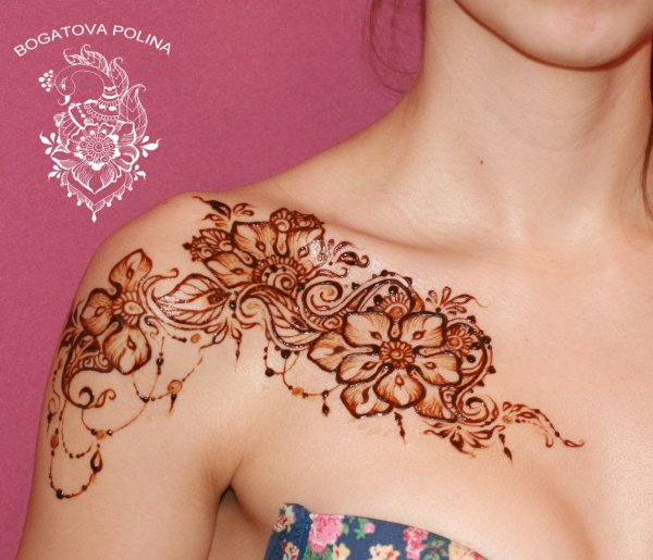 Тату хной на пояснице