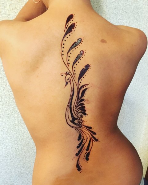 Узор хной на плече