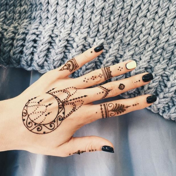 Тату хной на руке