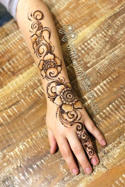 Роспись мехенди на руке