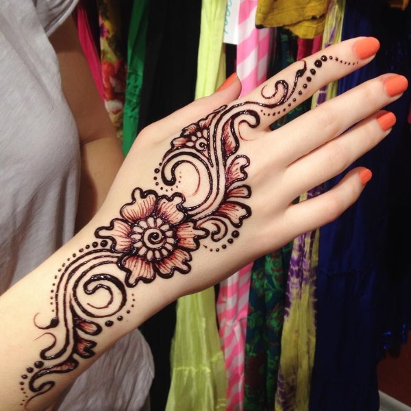 Мехенди на руке цветы