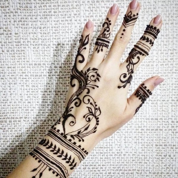 Тату хной на кисти