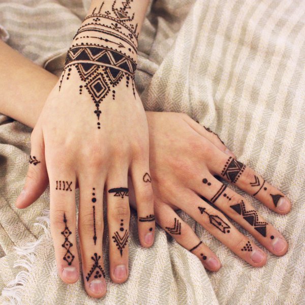 Тату хной на пальцах