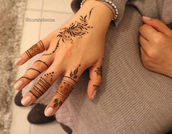 Мехенди на пальцах