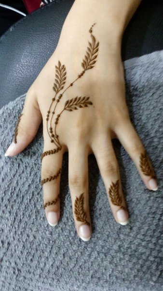 Мехенди на пальцах