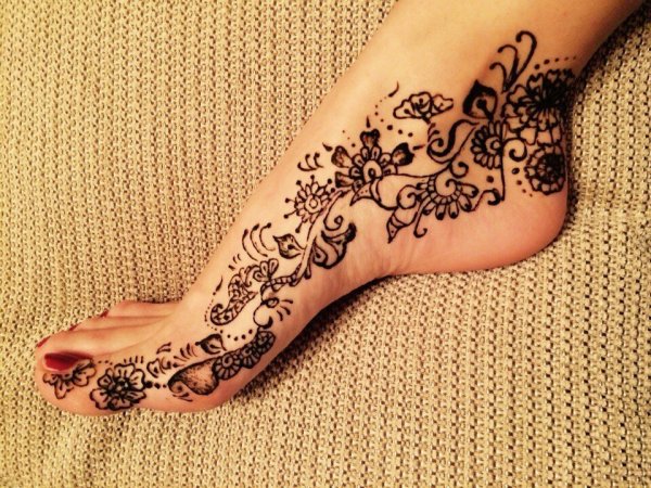 Тату мехенди на стопе