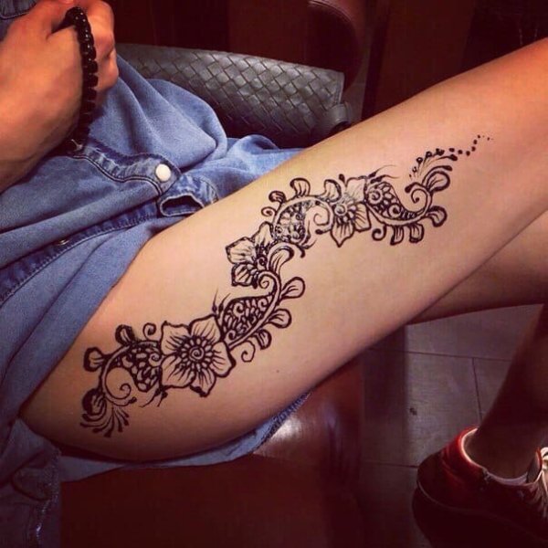 Тату хной на бедре
