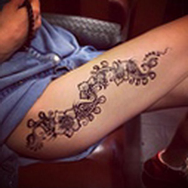 Тату хной на бедре