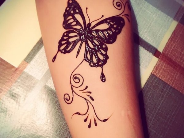 Тату хной бабочка