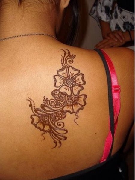 Тату хной на плече