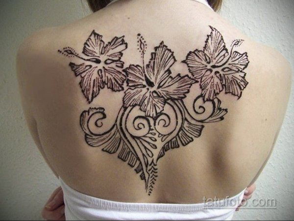 Мехенди цветы на спине