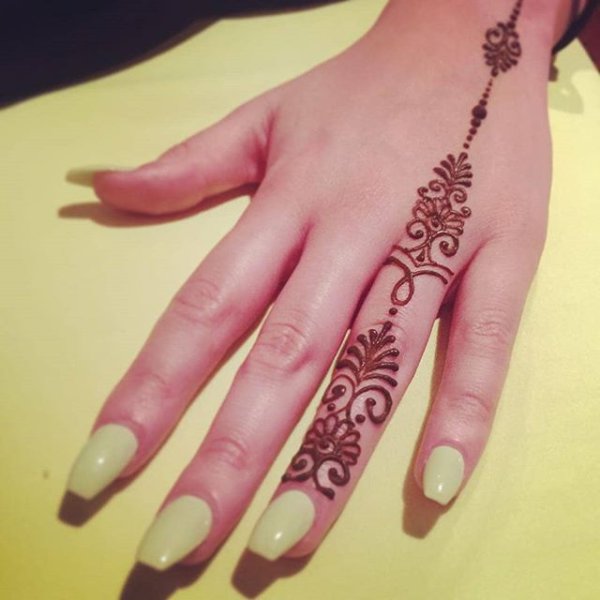Хна на пальцах