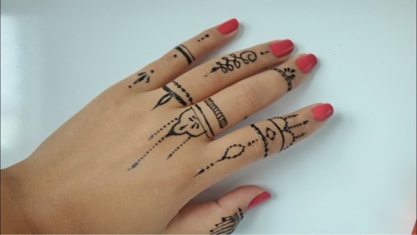 Узоры на пальцах хной легкие