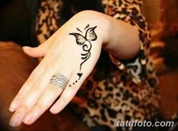 Мехенди на безымянном пальце