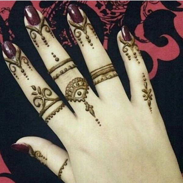 Мехенди на руке листья