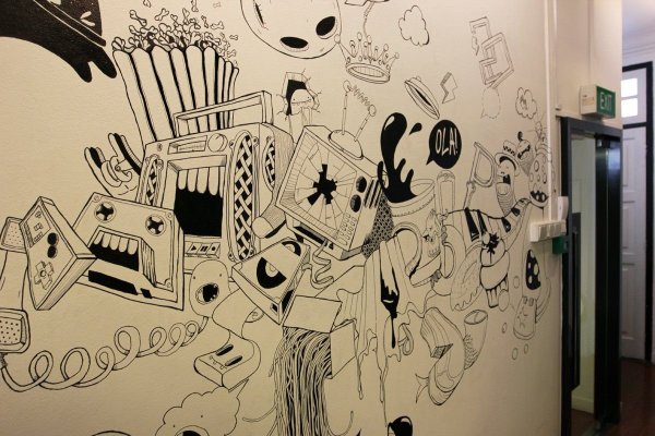 Граффити в интерьере черно белое