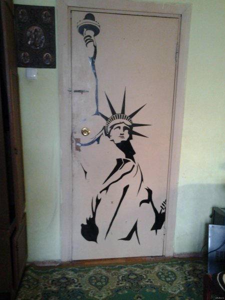 Разрисованная дверь маркером