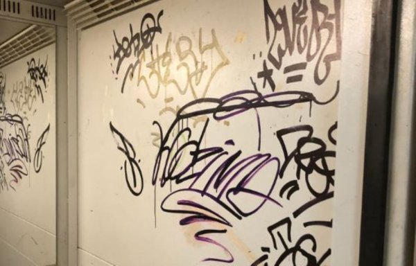 Разрисованный лифт