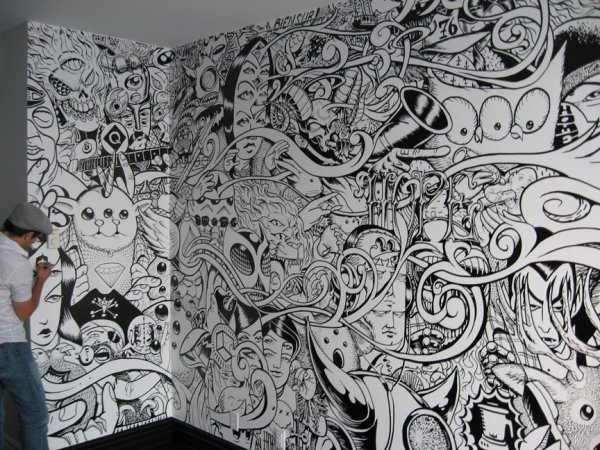 Разрисованная черно белая стена