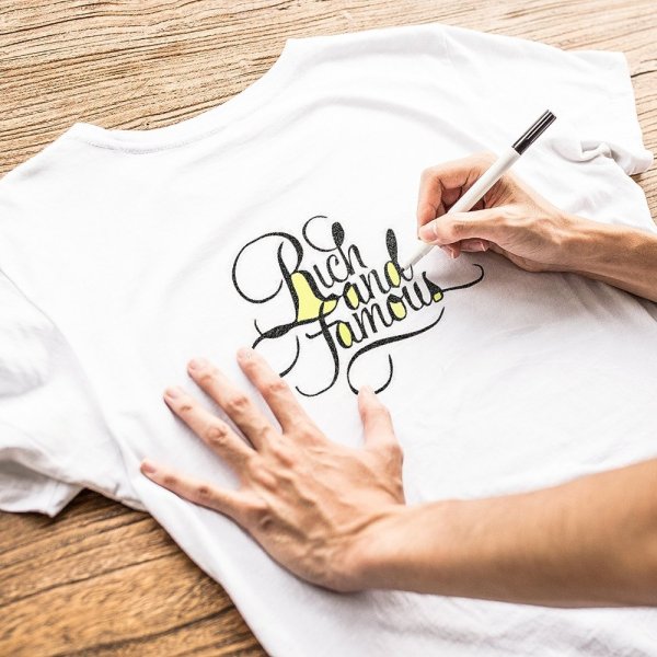 Маркерами на футболке