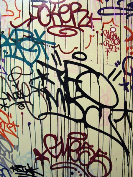 Надписи маркером на стене