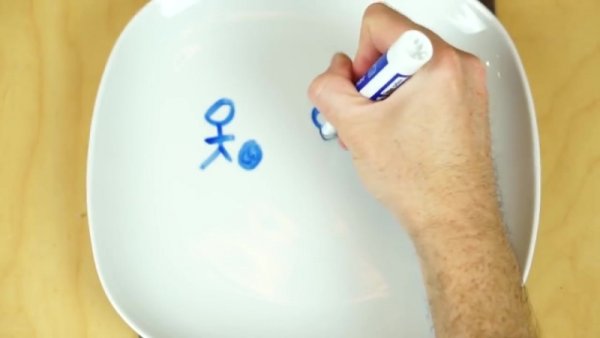 Рисование маркером на тарелке с водой