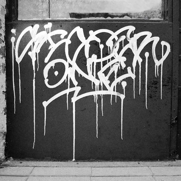 Надписи маркером на стене