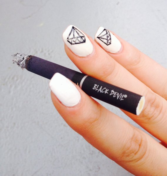 Белый маникюр с черными надписями