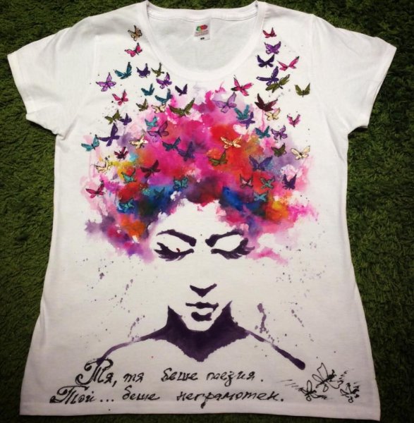 Разрисованная футболка маркером