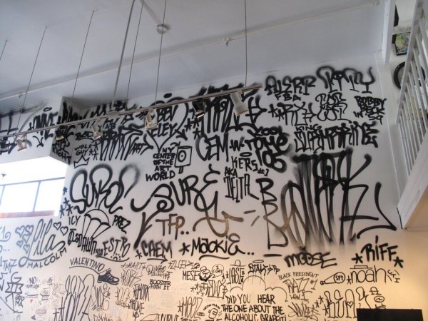 Теги на стенах