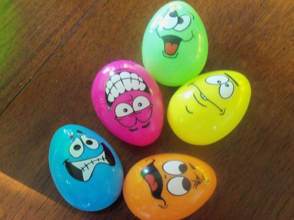 Разрисовать яйца фломастерами