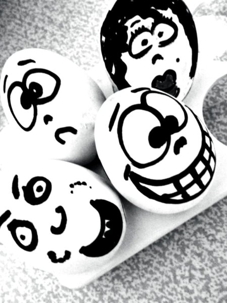 Яйца маркером. Яйца разрисованные маркером. Рисунки на яйцах маркером. Рожицы на яйцах маркером. Мордочки на яйцах маркером.