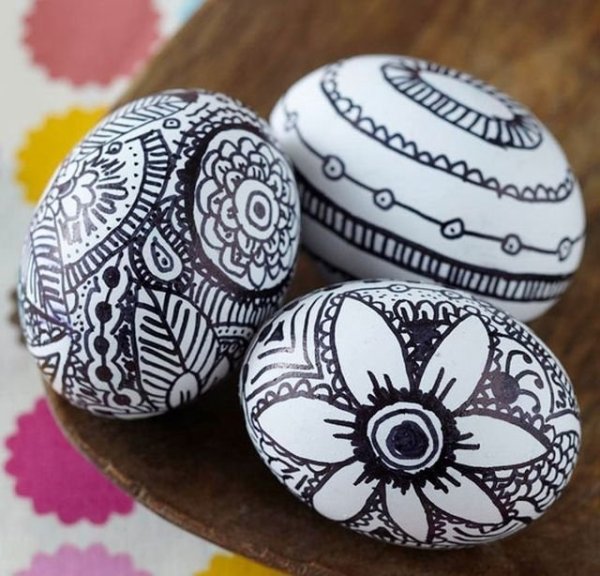 Украшение яиц маркером