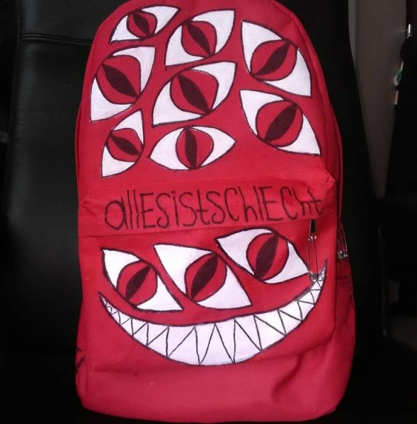 Рюкзака маркером разрисованы