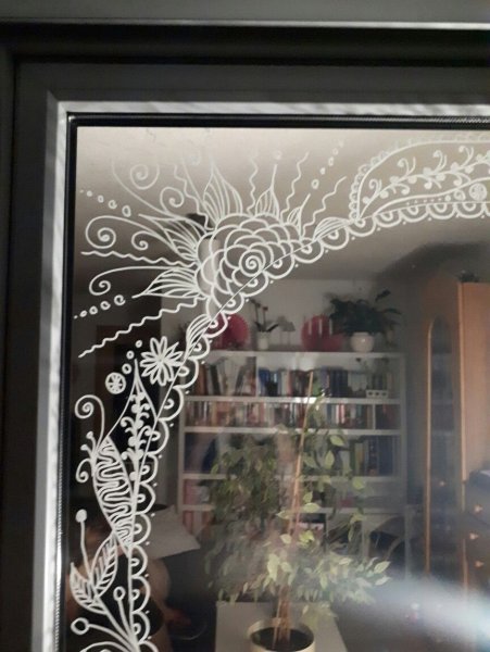 Новогодние узоры на зеркале