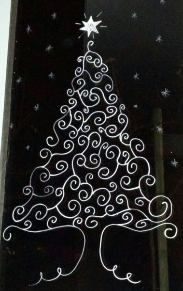 Елка на окне красками