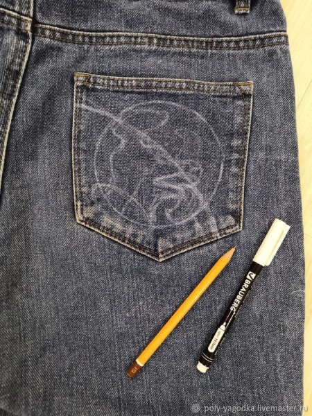 Вышивка на заднем кармане джинс