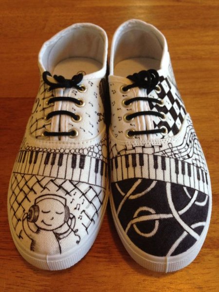 Разрисовать черные кеды