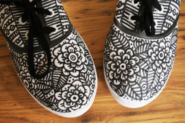 Разрисованная чёрным маркером обувь