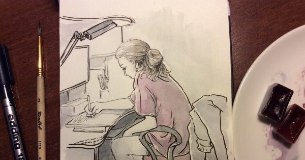 Человек рисует в скетчбуке