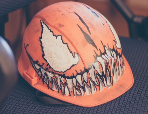 Шлем Карнаж