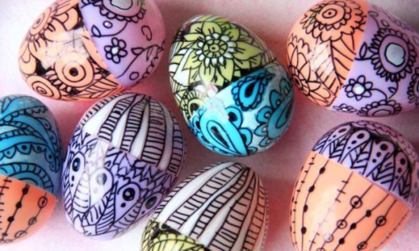 Разрисовать яйца фломастерами