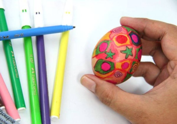 Раскрашиваем яйца фломастерами