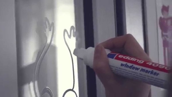 Рисуем новый год маркером на окне