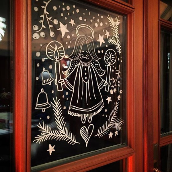 Новогодние рисунки на окнах меловым маркером
