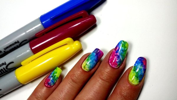 Маникюр с фломастерами для ногтей