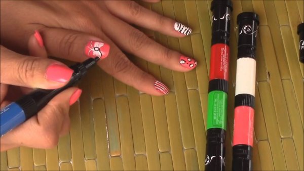 Рисование маркером на ногтях