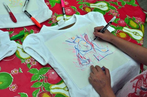 Роспись футболки по трафарету