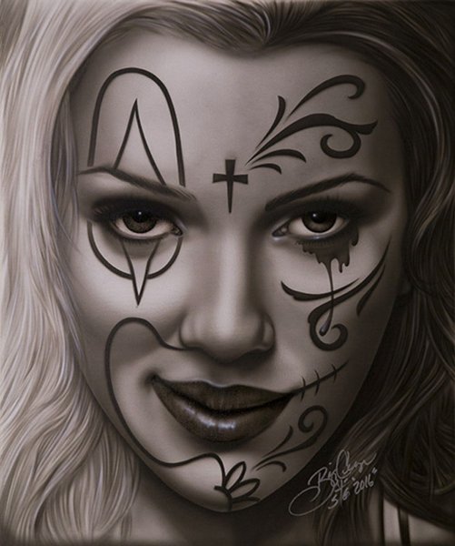 Черные узоры на лице