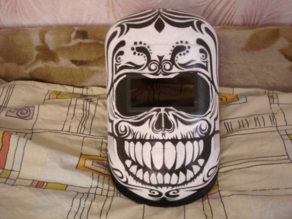 Рисунки на сварочных масках маркером